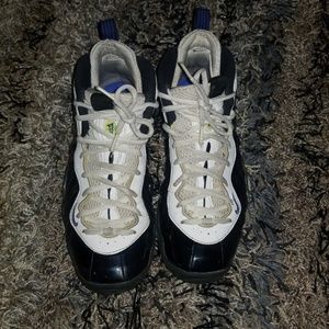 Youth Nike black & white sz 5